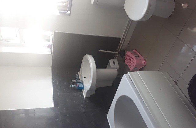 chambre simple avec salle de bain partagée
