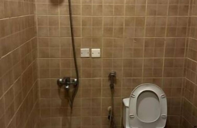 single room with bathroom B