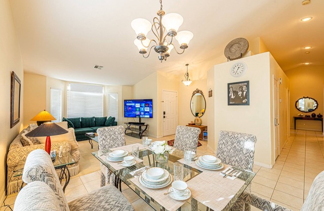 Single Story !!! 4K beds! w/strip view, 15min to strip/conv. & Airport.