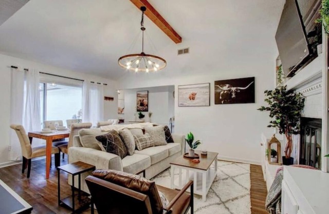 Single-Story Charmer! 5BR! Pet Friendly Getaway