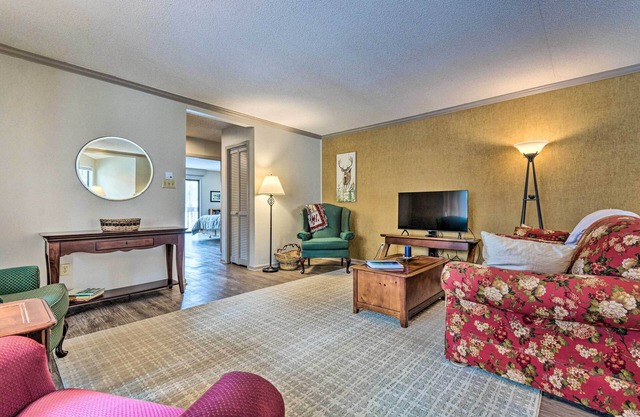Single-Story Fairfield Bay Condo w/ Deck!