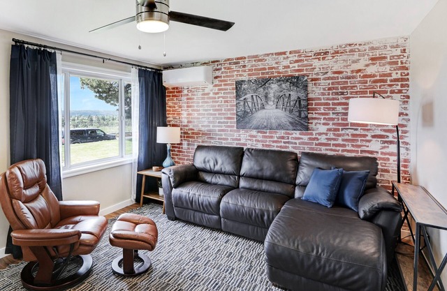Single Story Home - Great View, King Bed, Fenced Yard, AC