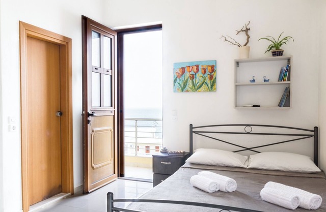 Single studio with Kitchen, 3 minutes (by foot) to the Beach & Hiking paths.