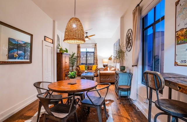 Loft / appartement de 1889 récemment rénové situé dans le centre-ville historique d'Auburn