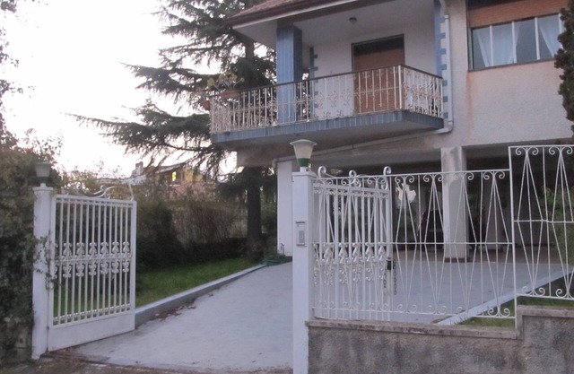 Single villa with large garden and covered parking