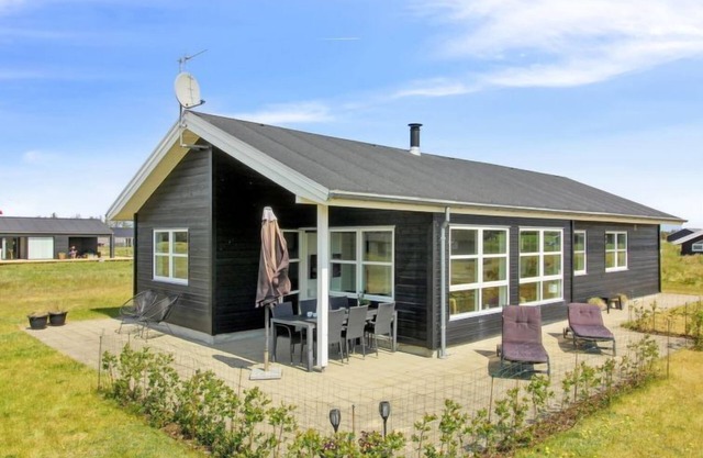 "Sinica" - 1.4km from the sea by Interhome