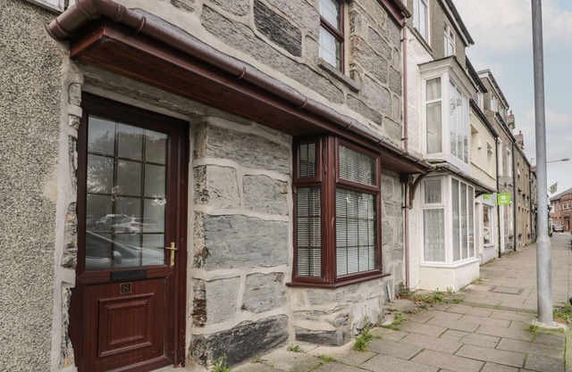SIOP DA DA, pet friendly, character holiday cottage in Porthmadog