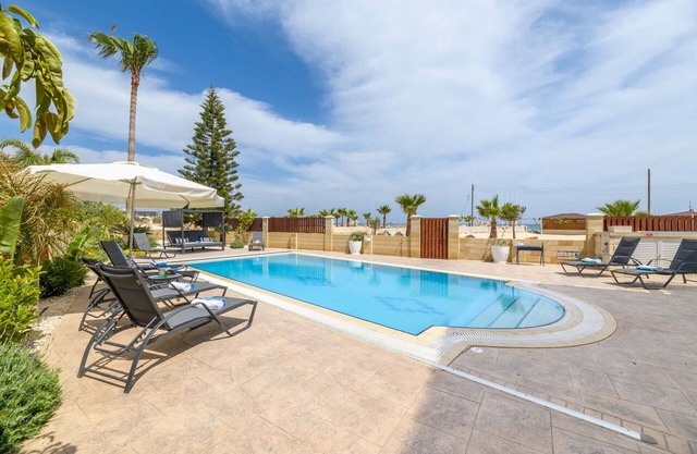 Sirens Beach House - Private Pool Retreat