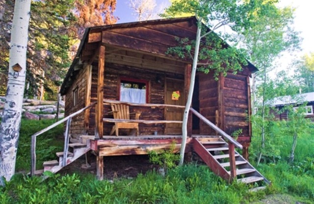 Sisters Cabin - Cozy rustic cabin near Steamboat Lake