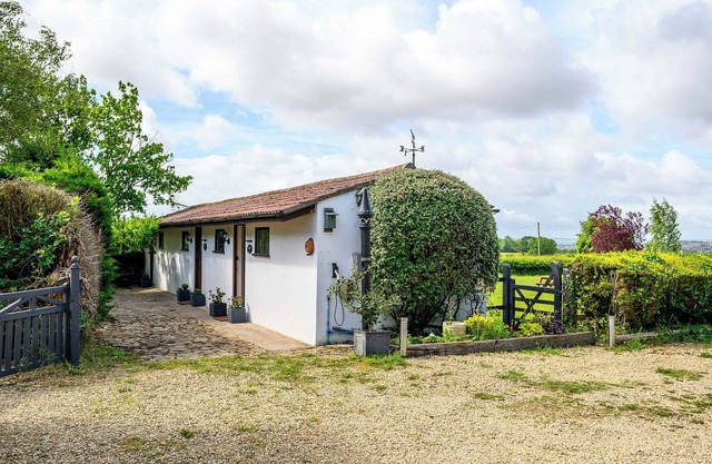 Siston Stables by STAE-Homes