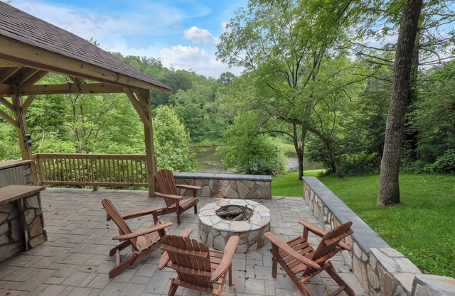 Sit n Ponder Dog-Friendly Log Cabin
