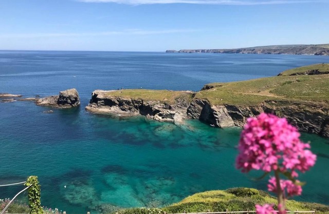 Retraite attrayant pour 2 près de la plage et le village. Asseyez-vous dehors et regarder la mer!