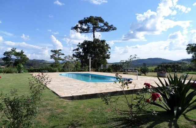 Site à Piracaia avec piscine, barbecue à 1 km de la ville.
