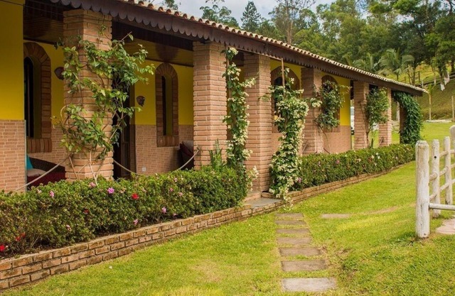 Site avec cascade, 6 suites, piscine, salle de bal