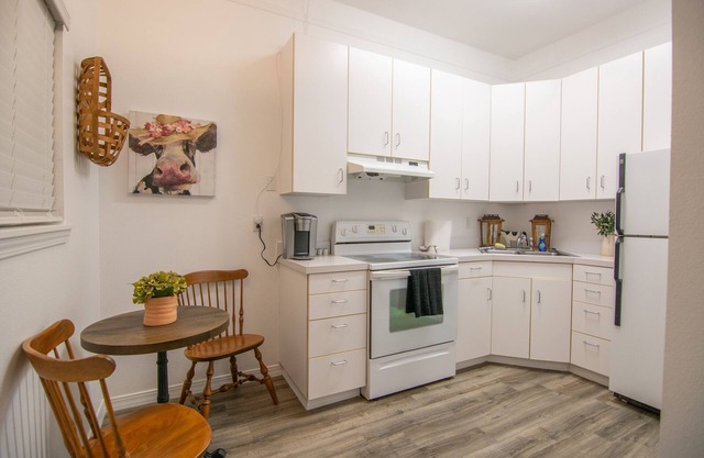 Situated in Old Town Meridian, shopping, dining, bars and more!