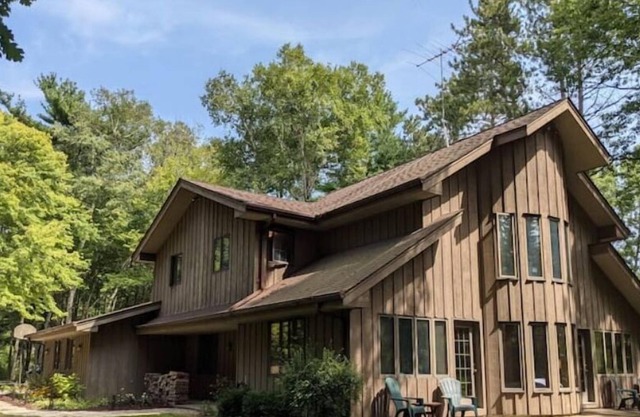 Six bedroom home minutes to Sheboygan, great for entertaining!