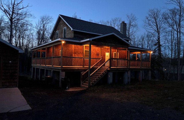 Hot tub, piscine chauffée et bar extérieur sur un terrain spacieux et boisé.