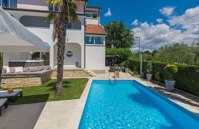 Agréable chalet à Sveti Lovrec avec jardin privé