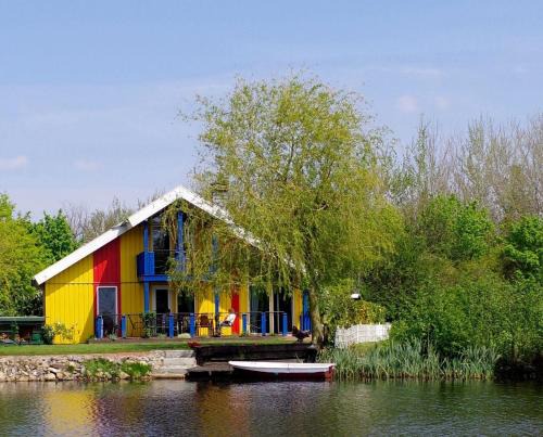 Skandinavisches Ferienhaus am See