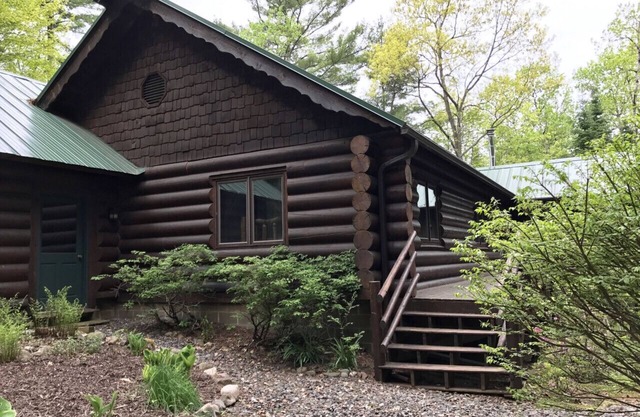 Skeeter's Pt. Lodge on Nelson Lake