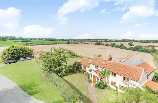 SKELDER, PARHAM, pet friendly, with open fire in Framlingham