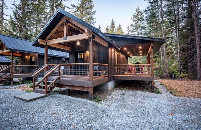 "Ski Chalet" A cozy little cabin in the woods