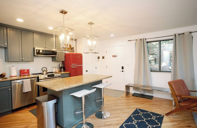 Ski Chalet & Spring Paradise- Pickleball, Tennis, Pool, Hot Tub- 5 min to Slopes