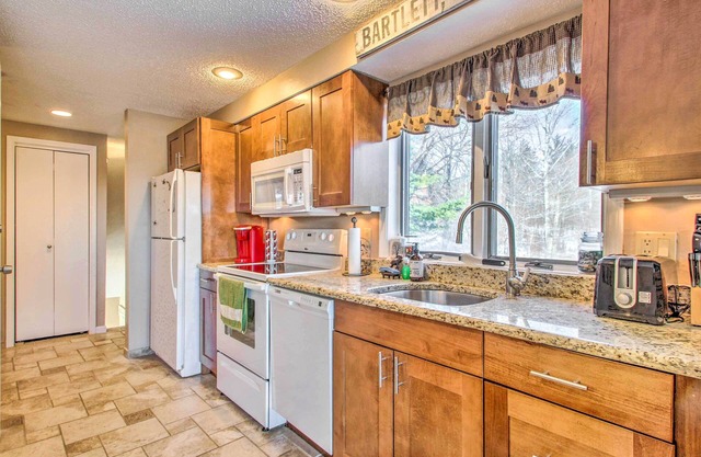 Ski Condo w/ Pool, Close to Story Land & Attitash!