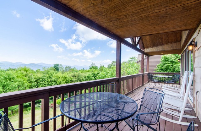 Maison de montagne 3BD / 3BA, au-dessus des pistes de ski, grandes vues, bain à remous, suite principale King, à 5 km de Blowing Rock