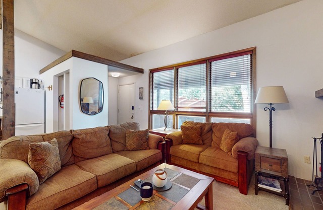 Ski escape near the slopes with a wood fireplace, full kitchen, & mountain view