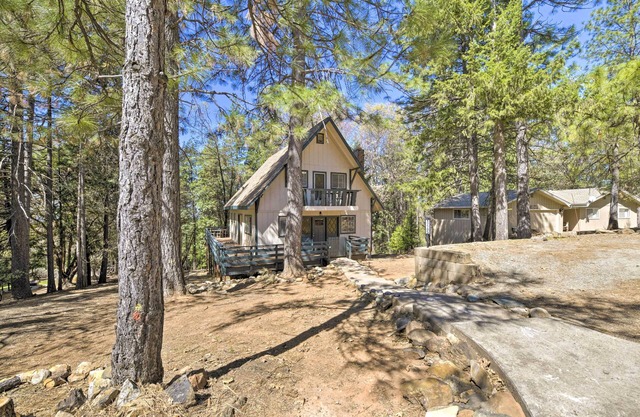 Ski, Golf & Hike: Cabin w/ Deck in Pioneer!