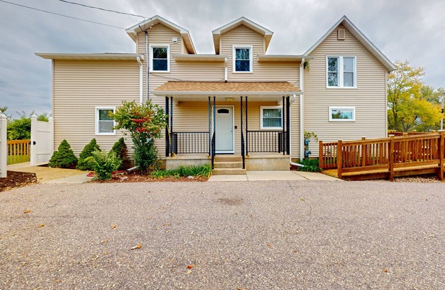 Ski/golf retreat with private outdoor areas, 2 kitchens, & 2 W/Ds