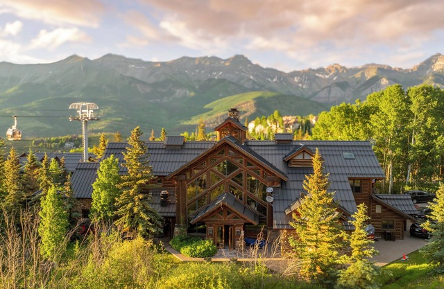 Ski in/out 2 bedroom 2 bath Condo at Mountain Lodge