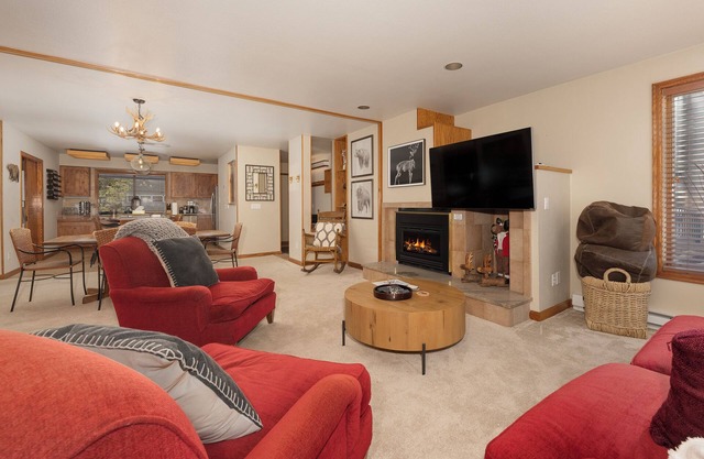 Ski In-Out 2bd/3ba Condo - Sleeps Like a 3 Bedroom