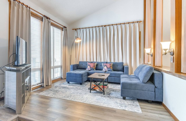 Ski-In/Out Condo w/ Hot Tub & Balcony in Granby