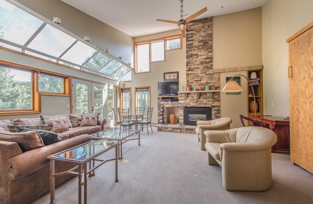 Ski-In/Out Condo w/ Trails, Pool & Hot Tub