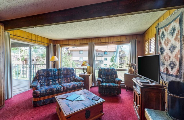 Ski-in/out condo with Purgatory amenity access & wood-burning fireplace