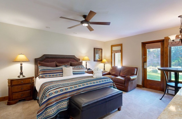 Ski-in/out lodge studio w/ mountain view, fast WiFi & shared pool, hot tubs, W/D