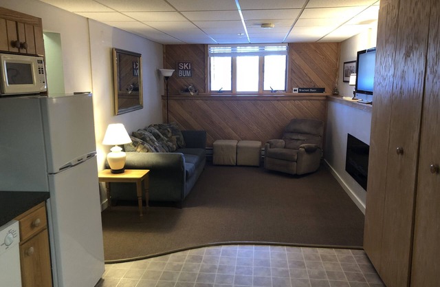 Ski In / Out chez Sugarloaf w / hot tub | Marche / Navette vers les bars et la base | 4 personnes