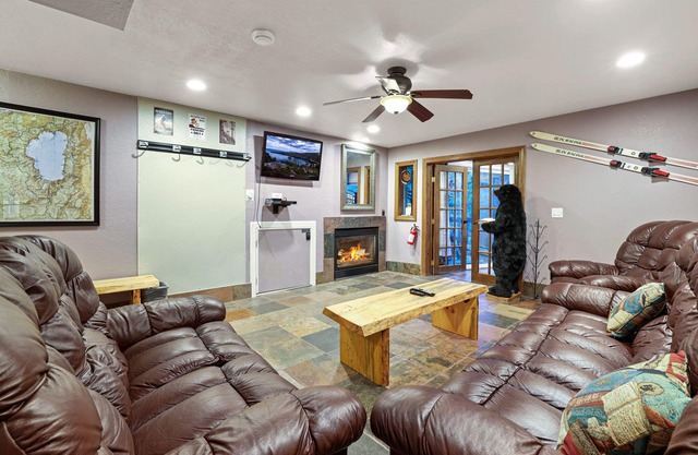 Ski In, Ski Out! 3 BDR Steps from Stagecoach Lift w/Private Hot Tub