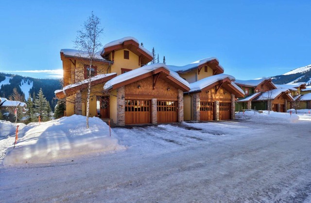 Ski-in/ski-out, 4 bed 3.5 bath & Hot-tub just 5 min walk from the Village!!!