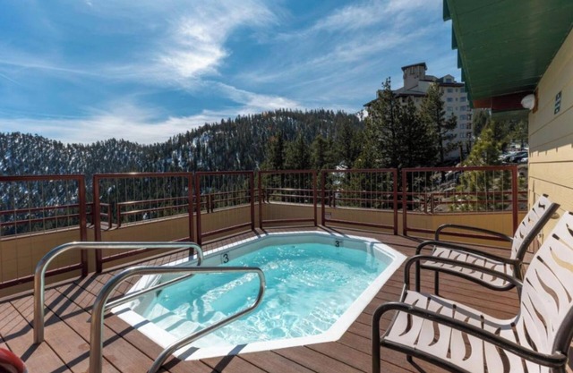 Ski in/Ski out 60%off Lake Tahoe Resort 2bd2ba Pool,Hot tub,Gym,Shuttle,GameRoom