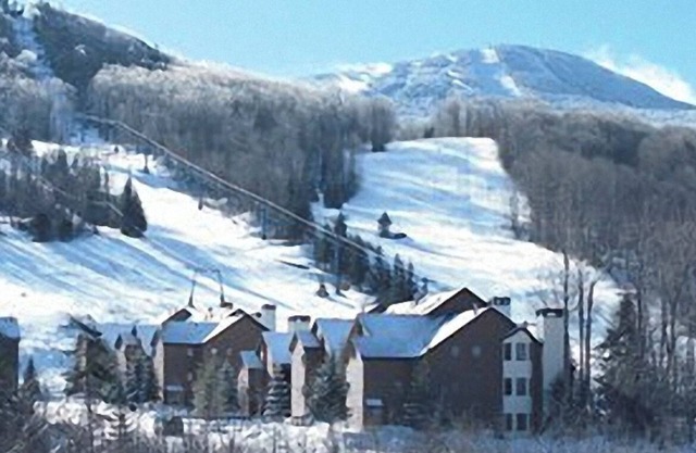 Ski in / ski à Pico Mountain Resort
