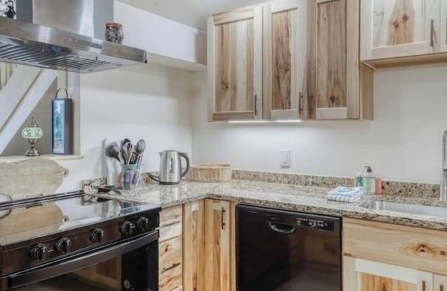 Ski-In/Ski-Out Condo, fire place, Bunk room, pool