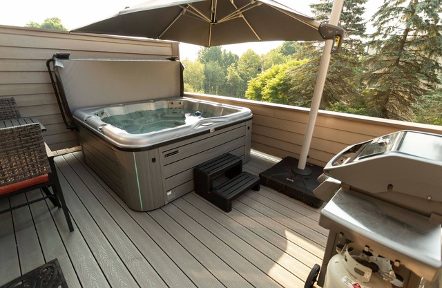 Ski In / Ski Out Condo in Sunridge with Private Hot Tub