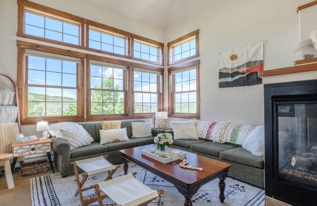 Ski in/Ski-out, Sleeps 9! Rocky Mountains