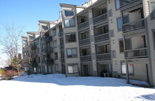 Ski- In, Ski- Out, rez-de-chaussée, Wi-Fi, salon avec bain à remous, sauna et cheminée