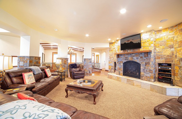 Juniper Lodge: Luxury Estate # 298