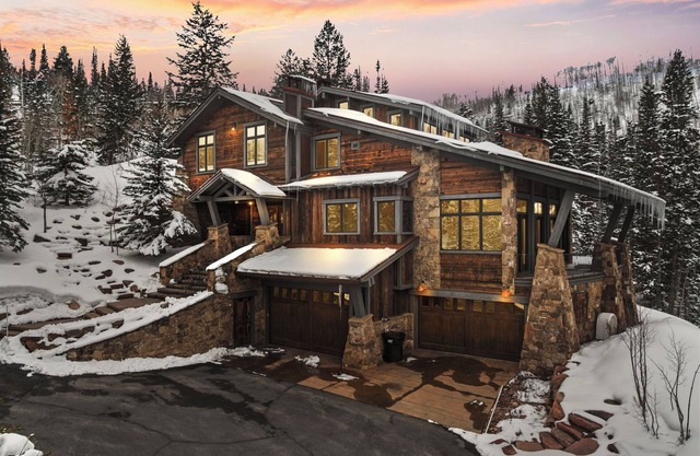 Ski-In Ski-Out Luxe Chalet in The Colony, Hot Tub, Designer Interiors, Stunning Mountain Views