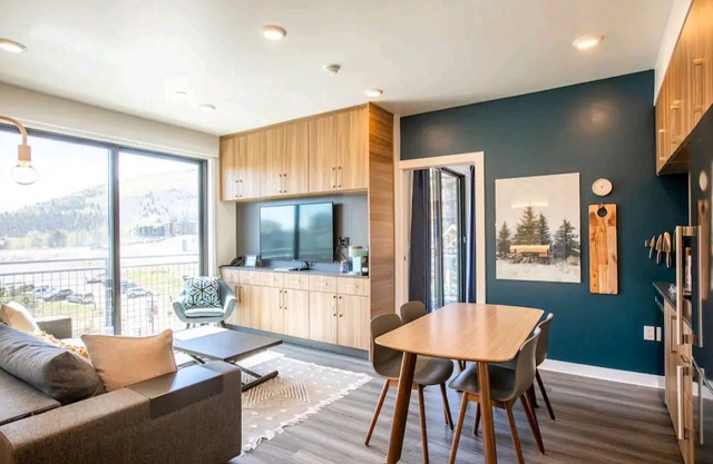 Ski-in/Ski-out Modern 1 bedroom- Pool, Hot Tub, Gym